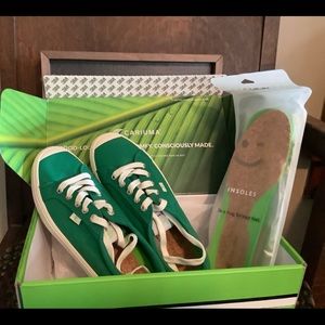 Cariuma sneakers womens size 9 mens size 7.5 Green